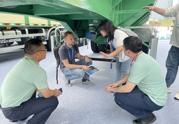 散装雏禽饲料运输半挂车